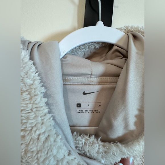 Nike fleece women’s size small teddy bear fluff grayish tan - Picture 4 of 5